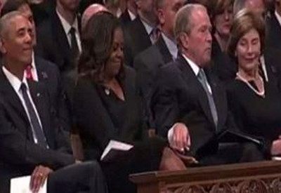 Cenazede Bush'tan Obama'ya jest