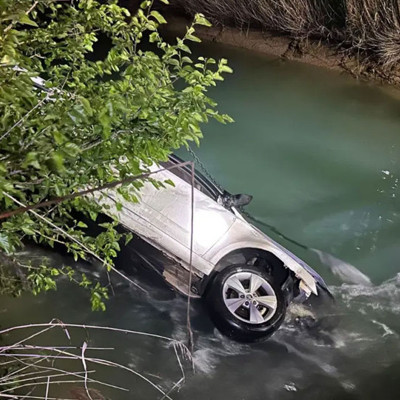 Kanala devrilen otomobildekilere yardım için suya atladı, hayatını kaybetti