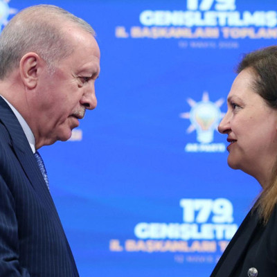 Cumhurbaşkanı Erdoğan, Burcu Köksal'a AK Parti rozetini taktı