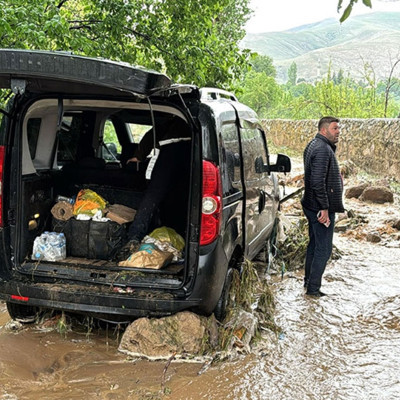 Kenti sel vurdu! Araçlar sulara kapıldı, 1 kişi hayatını kaybetti