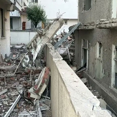 Yıkım kabusa döndü! Dev kolon yandaki binayı delip dairenin içine girdi