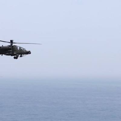ABD ordusuna ait bir helikopter Hürmüz'de çakıldı: Trump'tan ilk açıklama geldi