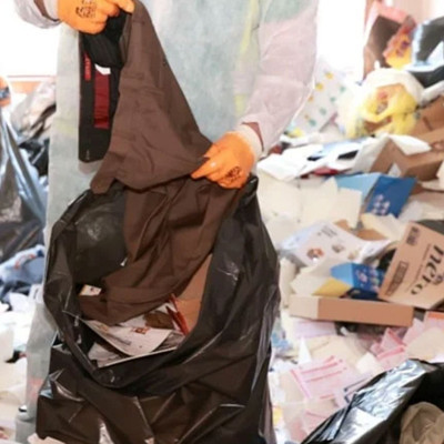 Komşular kokuya dayanamadı! Bursa'da bir evden 20 ton çöp çıktı