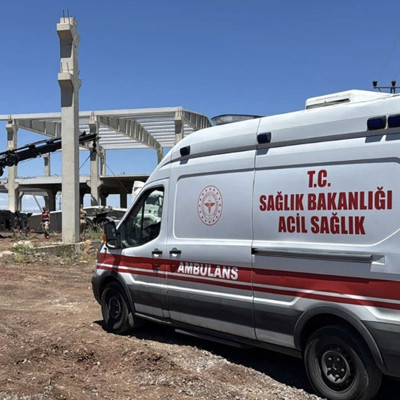 Diyarbakır'da işçiler beton bloğun altında kaldı!