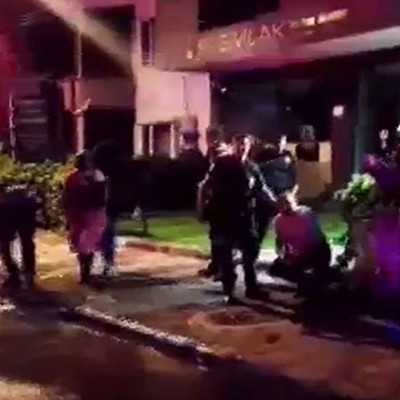 Kızını rahatsız eden gencin kulağını kesti: 1'i polis 2 yaralı
