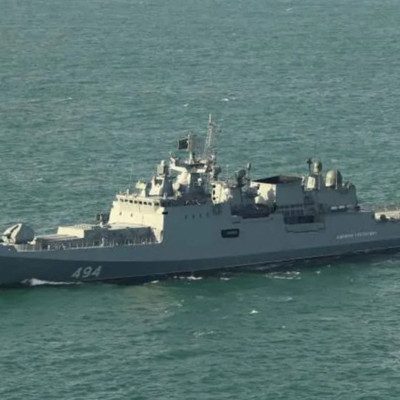 Rus savaş gemisi İngiltere bandıralı yata ateş açtı