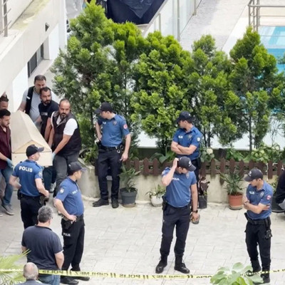 Yeni boşanmış çiftin cansız bedenleri sitenin bahçesinde bulundu