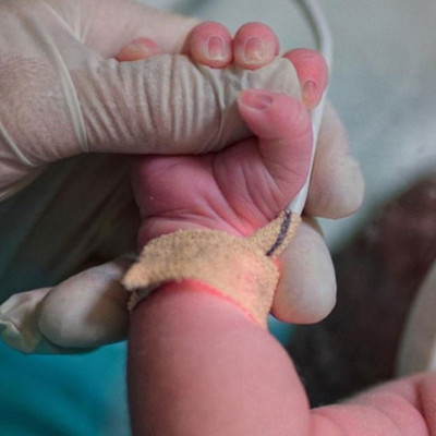 20 günlük bebek babasının kullandığı minibüsün altında can verdi