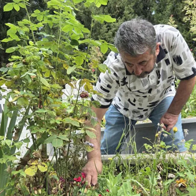 Kiracısına ulaşamayınca soluğu mezarlıkta aldı! "Rahmetli babasına oğlu ve eşini şikayet ettim"