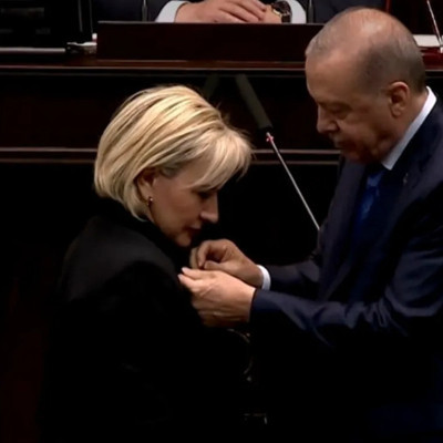 CHP'li Nimet Özdemir, AK Parti'ye katıldı: Rozetini Erdoğan taktı