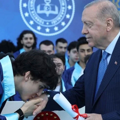 Erdoğan'ın torunu Ömer Tayyip Erdoğan mezun oldu! Diplomayı Cumhurbaşkanı verdi