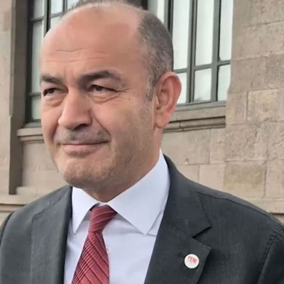 Özgür Karabat, YENİ Parti rozetini takan ilk isim oldu