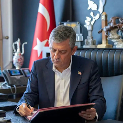 Özgür Özel CHP'den istifa etti: Yeni Parti'nin kuruluş dilekçesini imzaladı