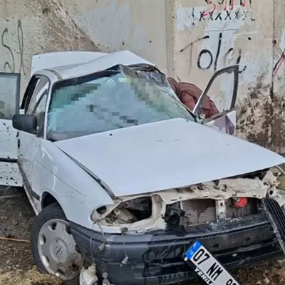 Bursa'da feci kazada 3 kişi öldü! Otomobil köprü altındaki beton duvara çarptı