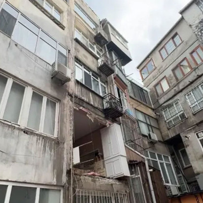 Şişli’de binanın duvarı çöktü, mahalleli deprem oldu zannetti