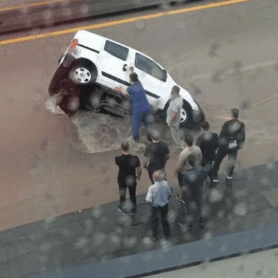 Ankara'da şiddetli sağanak hayatı felç etti: Yol çöktü araç çukura düştü!