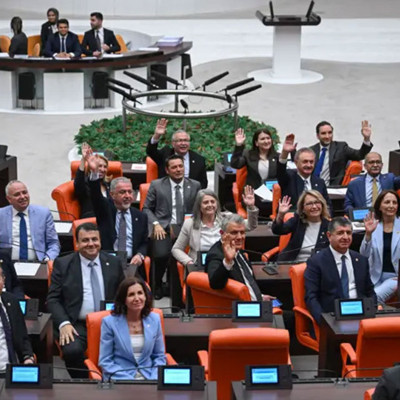 Meclis'te 24 yıl sonra bir ilk. Yeni Parti kuruldu, CHP'li milletvekillerinin yeri değişti