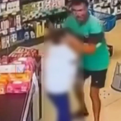 Sosyal medyada infial yaratan görüntüler! Markete girip çocuğu darp etti