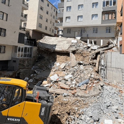 Uykudan korkuyla uyandılar! İş makinesinin kepçesi yandaki evin balkonunu yıktı
