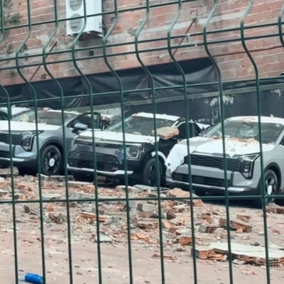 Kağıthane’de otoparka duvar çöktü: 12 sıfır araçta milyonlarca liralık hasar oluştu