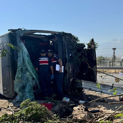 Kayseri'de yolcu otobüsü devrildi! Çok sayıda yaralı var