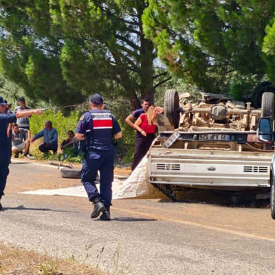 Kamyonet devrildi, 3 kişi hayatını kaybetti