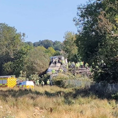 İngiltere'de yolcu treni raydan çıktı: 2'si ağır 11 yaralı