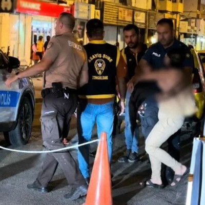 Şehrin göbeğinde çırılçıplak dolaştı! Ekiplere zor anlar yaşattı