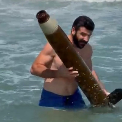 Karadeniz'de şüpheli cisim buldu! Kucaklayıp kıyıya götürdü
