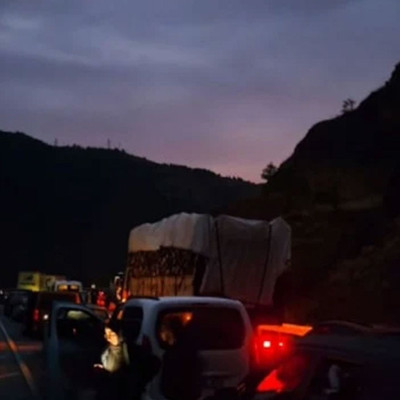 Sivas-Giresun yolunda heyelan: 10 kilometrelik araç kuyruğu