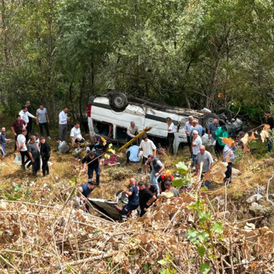 Sivas'ta yolcu minibüsü şarampole devrildi: 4 ölü, 10 yaralı