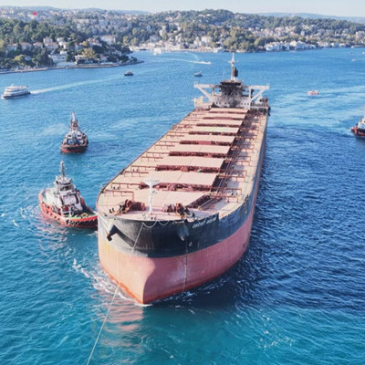 289 metrelik dev İstanbul Boğazı’ndan geçti: İHA saldırısına uğramıştı