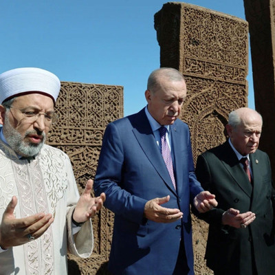 Cumhurbaşkanı Erdoğan, Selçuklu Meydan Mezarlığı'nı ziyaret etti