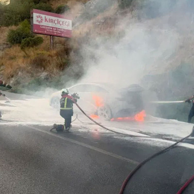 Elektrikli araç yandı, 12 saatte söndürülemedi! Yaklaşık 8 milyon TL değerinde