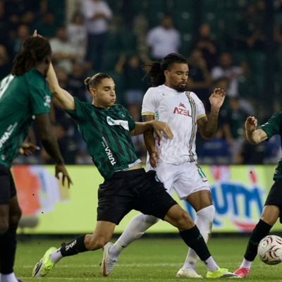 Kocaeli tribünlerinde Amedspor taraftarına sarı poşet sallayan şüphelilere soruşturma