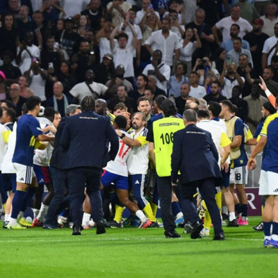 Fenerbahçe'nin yıldızına saldırdılar: Maç biter bitmez saha karıştı