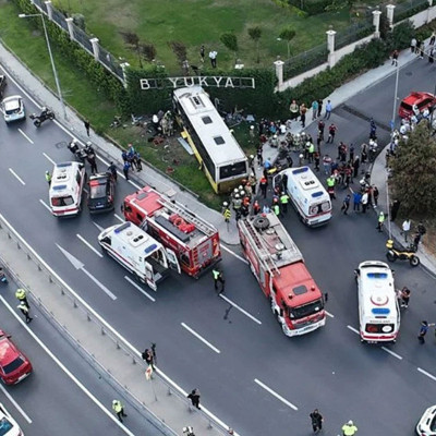 İETT otobüsü bahçe duvarına çarptı. 2 ölü, 16 yaralı