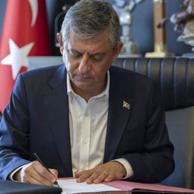 Özgür Özel seçim vaadini açıkladı: Ev kadınlarının sigortasını devlet ödeyecek