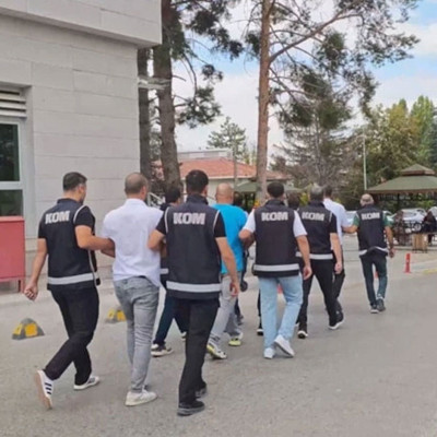 İş yerine çağırdıkları kişileri dövüp gasbettiler! 4 şüpheli tutuklandı