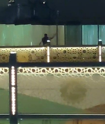Otobüs duraklarının camlarını kıran çocuk tutuklandı - Resim: 1