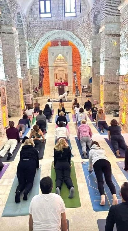 Mardin Mor Yuhanna Kilisesi'nde yoga tepki çekti! Süryaniler isyan etti, eğitmen özür diledi - Resim: 2