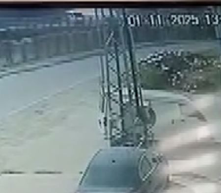 Hafif ticari aracın sulama kanalına düştüğü kaza kamerada - Fotoğraf: 6