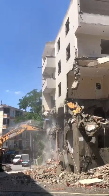 Esenyurt'ta kontrollü yıkımı yapılan 5 katlı binanın çökme anı kamerada - Resim: 1