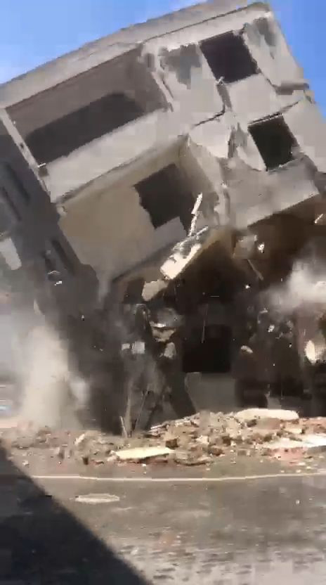 Esenyurt'ta kontrollü yıkımı yapılan 5 katlı binanın çökme anı kamerada - Resim: 3