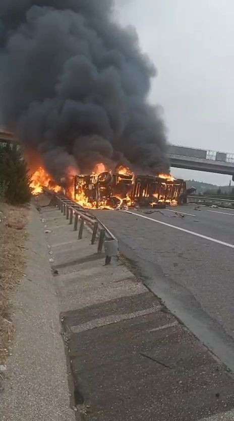 Devrilen TIR, alev alev yandı - Resim: 2