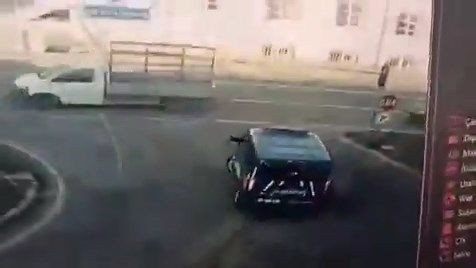 Makam aracı jandarma minibüsüne çarptı; 2 asker yaralandı - Resim: 1