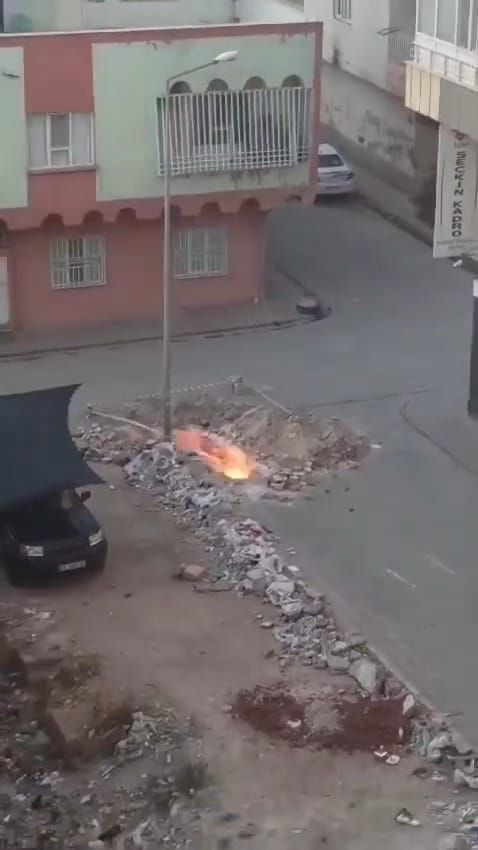 Yeraltına indirilen elektrik hattındaki arıza patlamalara neden oldu - Resim: 2