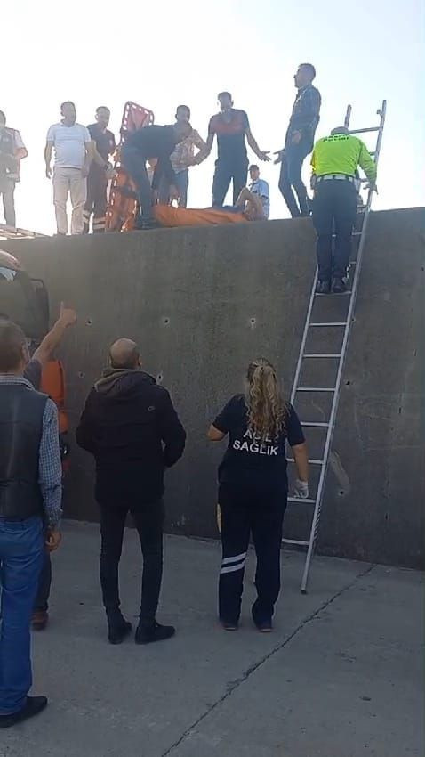 Barınakta düşen balıkçı, beton bloklara sıkıştı - Resim: 1