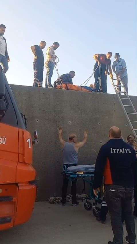 Barınakta düşen balıkçı, beton bloklara sıkıştı - Resim: 2