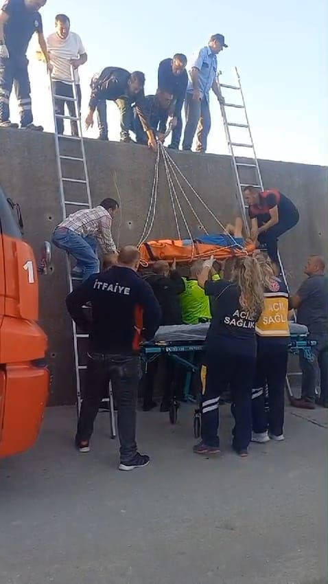 Barınakta düşen balıkçı, beton bloklara sıkıştı - Resim: 4
